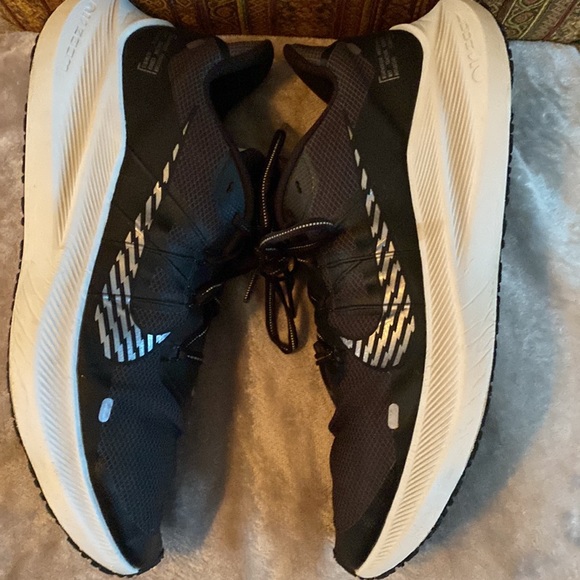 Nike run shield men’s shoes. - Picture 3 of 7